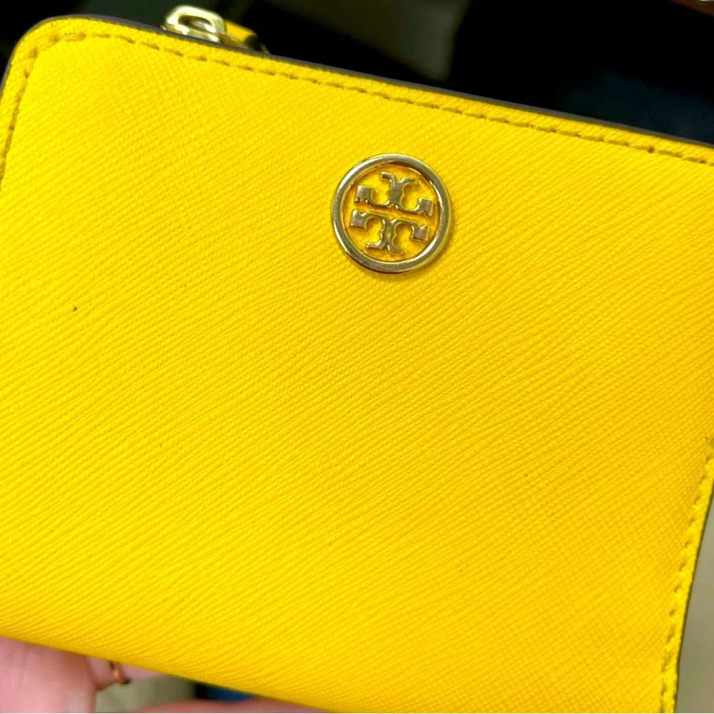 TORY BURCH Robinson Mini Wallet - Lemon Drop - Picture 8 of 8